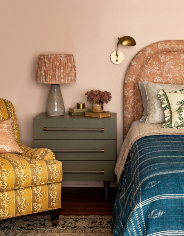 Meja Samping Tempat Tidur dengan Desain Tua